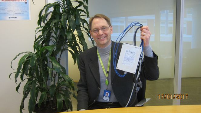 Prosjektleder Staffan Sandblom i Fortum med boksen som blir installert i sikringsskapet. Foto: Fortum/Emma Landberg