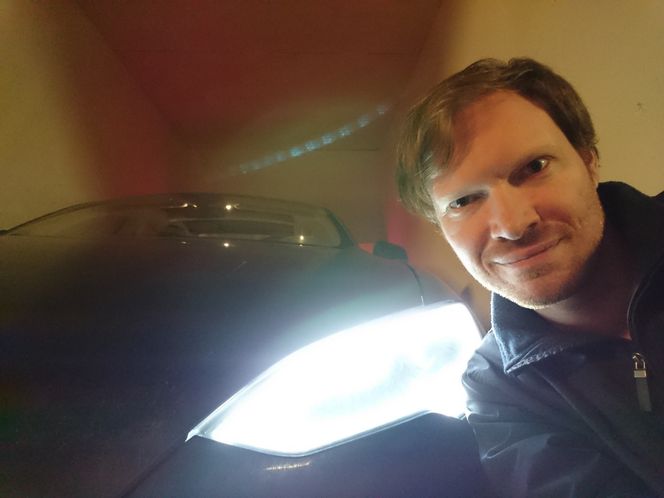 Frank Burmo og hans Tesla. Bilde: Privat
