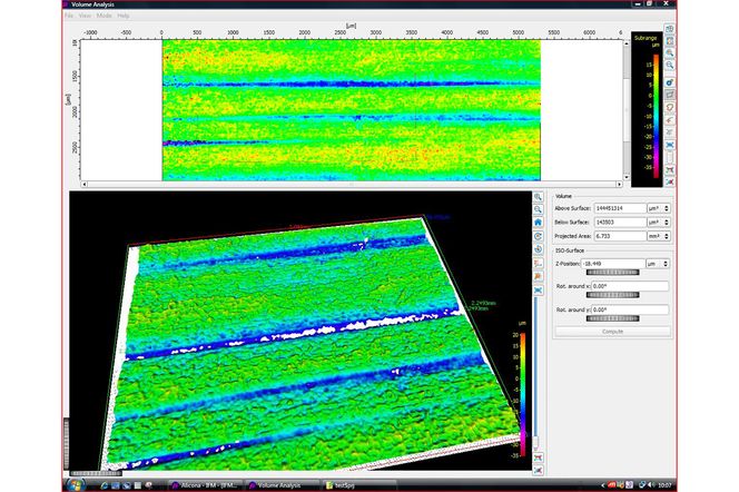Sjekker slipingen i mikroskop: For å kontrollere mønsteret på skiene, må det stor forstørrelse og datagrafikk til. Ved å ta et tredimensjonalt mikroskopbilde ned på et 1,3 x 3,8 mm stort utsnitt av sålemønsteret har skiforskerne et godt utgangspunkt for å sjekke hvordan det trenger inn i snøen. Det grønne er selve mønsteret, men det er ført når det trykkes inn i virtuell snø det kommer til syne. . Foto: userFelix Breitschädel