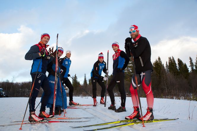 Student Andreas Skoglund (f.v.), veileder Astrid de Wijn, Olympiatoppens Felix Breitschädel, student Morten Dobloug, veileder Carlo Kriesi og Håvard Skorstad fra Ski 2018-prosjektet samlet i skiløypa. Foto: Mona Strande