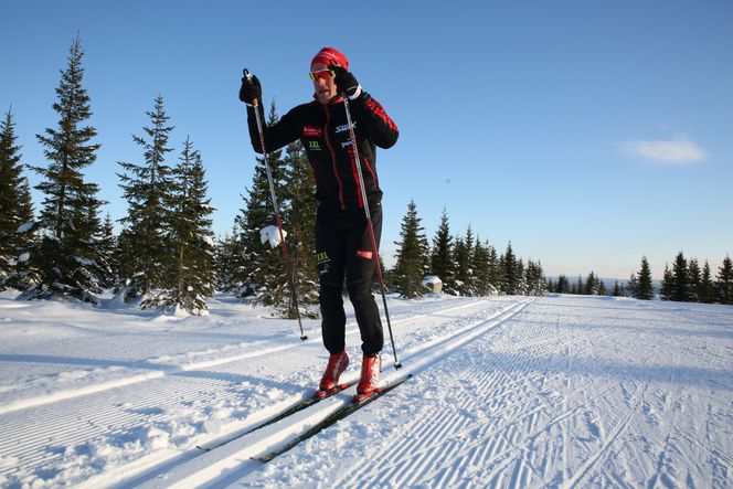 Det er mange faktorer skiløperen selv ikke kan styre i et renn, som vær, føre, glid – og nå også stavlengder. Derfor vil Øyvind Moen Fjeld ha kontroll på mest mulig angående egen kropp og form, og bruker teknologiske hjelpemidler til å tallfeste alt som tallfestes kan. Foto: Mona Strande