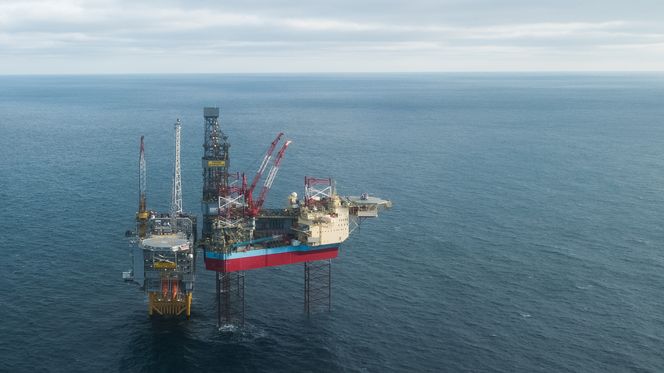 Ivar Aasen-plattformen til venstre, med Maersk Interceptor koblet på. Foto: Eirik Helland Urke