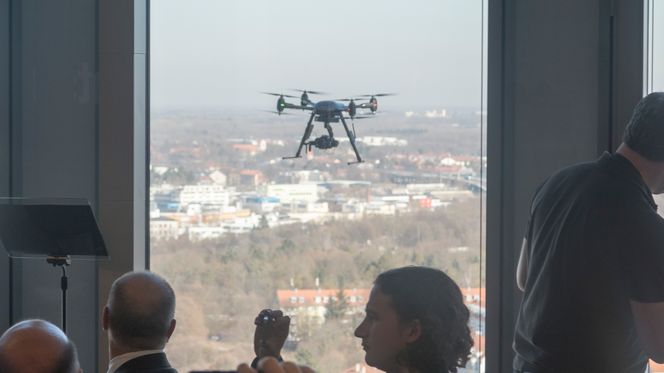 Det engelske selskapet Aerialtronics produserer industrielle droner og har etablert et partnerskap med IBM rundt Watson-teknologien som skal hjelpe dem å analysere videodata fra dronene. En slik drone hang utenfor vinduet og filmet inn i pressekonferansen. Foto: ORV
