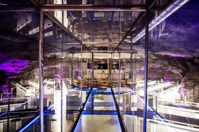 Glass og farget lys fungerer godt i den gamle Pionen-bunkeren, og kunne godt ha blitt brukt som &quot;location&quot; i en film. Foto: Bahnhof