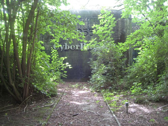 Inngangen til CyberBunker i Zeeland-provinsen i Nederland. Foto: Wikipedia