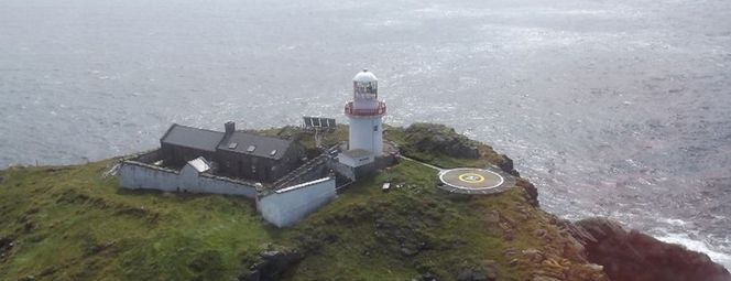 Det er funnet deler av S-92-halen i nærheten av fyrtårnet og helipaden på Black Rock. Foto: Commissioners of irish lights