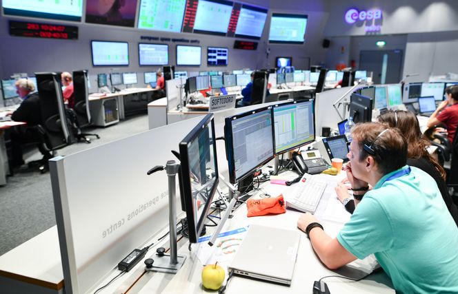 Koden sendes først til ESAs kontrollsenter, før den sendes videre til astronautene som befinner seg i bane rundt jorden. Der skal koden kjøres før resultatene sendes tilbake til Skedsmo kodeklubb. – Det er kjempemessig, konstaterer leder for kodeklubben Pål Grønstad Solheim til digi.no. Foto: NTB scanpix