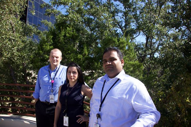 Statoil-forskerne i Austin, Texas. Fra venstre: Daværende leder for skiferavdelingen Bruce Tocher, seniorforsker Andrea Machado og kjemiingeniør Desikan Sundarajan. Foto: Lars Taraldsen