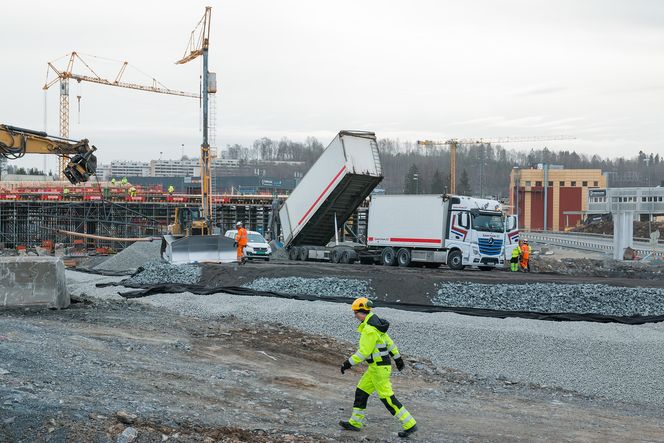 Biler fullastet med Glasopor kjører helt frem til der massene skal brukes, og tipper dem ned på plass. Foto: Story Labs