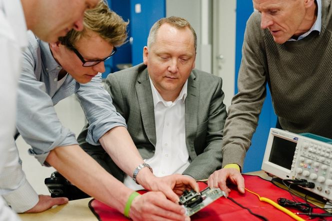 Trygve Utstumo, gruppeleder for robotikk i Adigo, tar her en designgjennomgang sammen med ansatte i BioSort. Foto: Foto