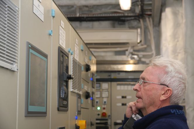 Teknisk inspektør Geir Haaland i kontrollrommet for el-systemet på Ampere.. Foto: Tore Stensvold