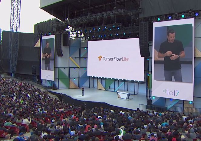 Googles Dave Burke introduserte i går kveld TensorFlow Lite. Bilde: Google