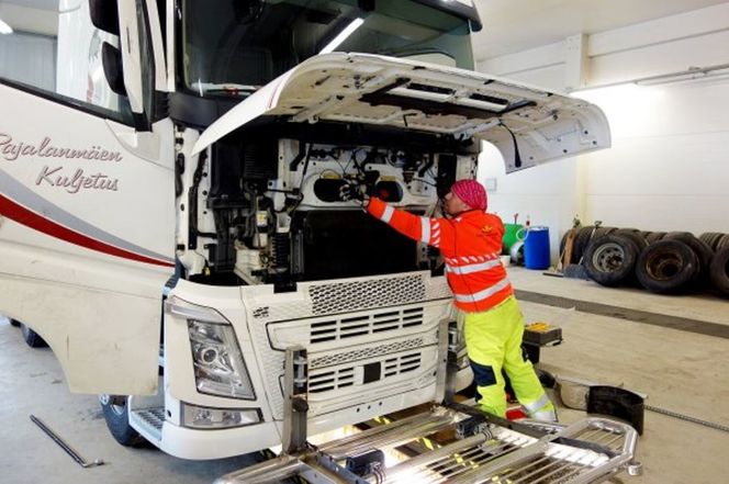 To trailere som kjører mellom Norge og Finland har fått montert sensorer som måler friksjon på veien. Foto: Statens Vegvesen