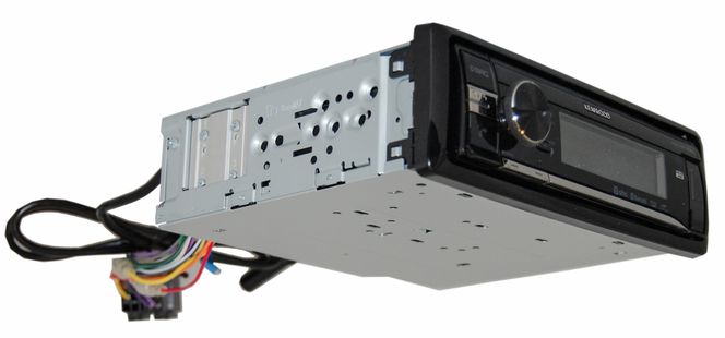 1 DIN: Gamle biler har ofte en 1 DIN bilradio. Den er enkel å bytte til DAB+, og det er billig. Foto: Sørensen &amp; Balchen