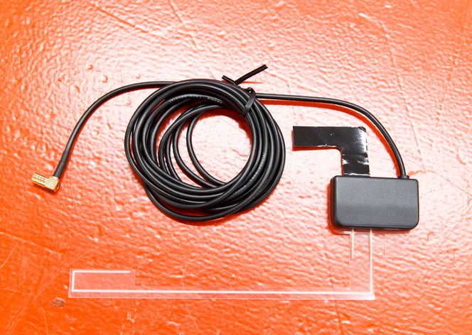 Klistreantenne: Det finnes mange gode, men dessverre også dårlige klebeantenner. Denne versjonen, Tiny Audio AD03, er nesten usynlig ved at forsterkeren og jordpunktet festes til A-stolpen bak dekslet. Foto: NTB Scanpix