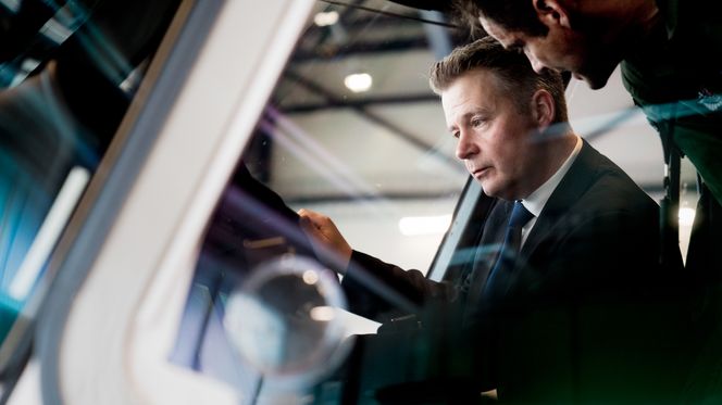 Justisminister Per-Willy Amundsen i en AW101-cockpit da 330-skvadronens nye hovedbase ble åpnet i juni. Bilde:  Eirik Helland Urke