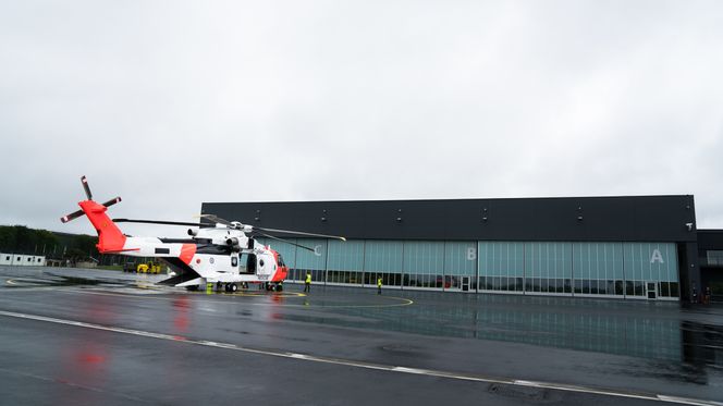Et av redningstjenestens nye AW101-helikoptre utenfor 330-skvadronens nye basebygg på Sola. Foto:  Eirik Helland Urke