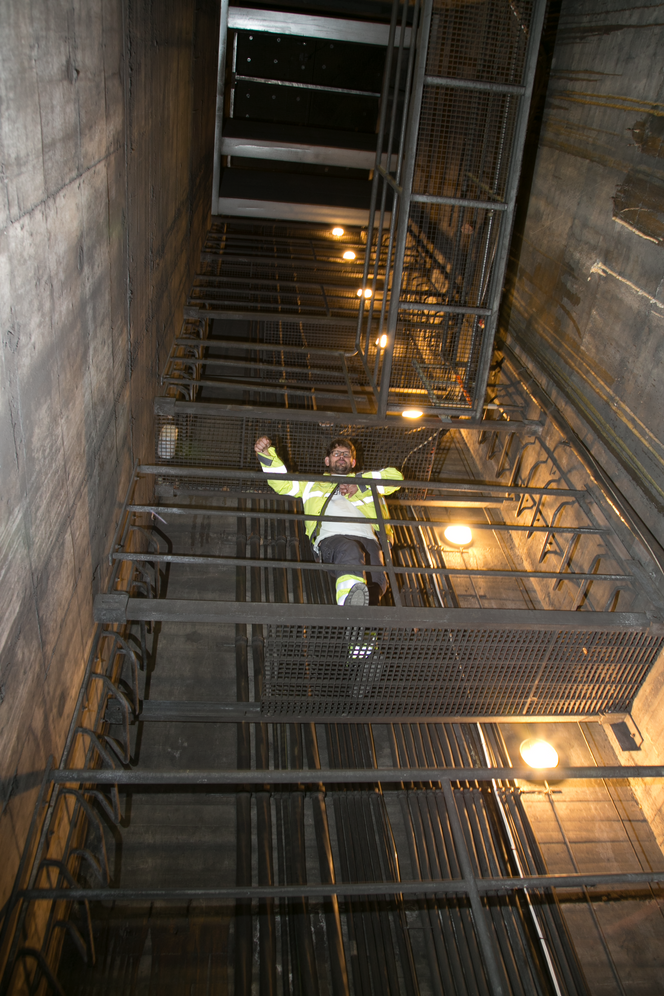 Ned denne tretti meter dype sjakten ble røykviftene til Nationaltheatret stasjon firet ned, så videre på en skrårampe til stedet de skulle monteres over perrongen.