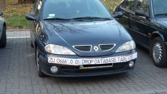 SQL-injiseringssårbarheter kan åpne for svært alvorlige dataangrep. Bildet er antagelig manipulert, men er et morsom eksempel på at det er viktig å behandle inndata med forsiktighet. Her forsøkes det angivelig å få en system for gjenkjenning av bilskilt til å slette en tabell i databasen. Bildet har sirkulert på nettet i alle fall siden 2008. Foto: Ukjent