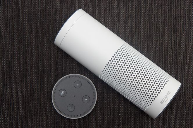 Amazon Echo (øverst) ved siden av Amazon Echo Dot. Begge kan gjøre det samme, men Echo kan også fungere som Bluetooth-høyttaler. Foto: Kurt Lekanger