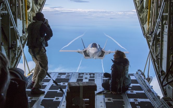 Når det ikke fotograferes fra F-16-følgefly, kan lasterommet på et KC-130J brukes. Her er det et britisk F-35B som avbildes. Foto: Lockheed Martin