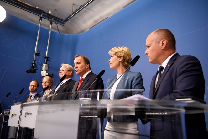 Tomas Enenroth, infrastrukturminister, Helene Fritzon, migrationsminister, Peter Hultqvist, försvarsminister, statsminister Stefan Löfven, Annika Strandhäll, Morgan Johansson, justitsie- och inrikesminister, under en pressträff i Rosenbad.. Foto:  NTB Scanpix