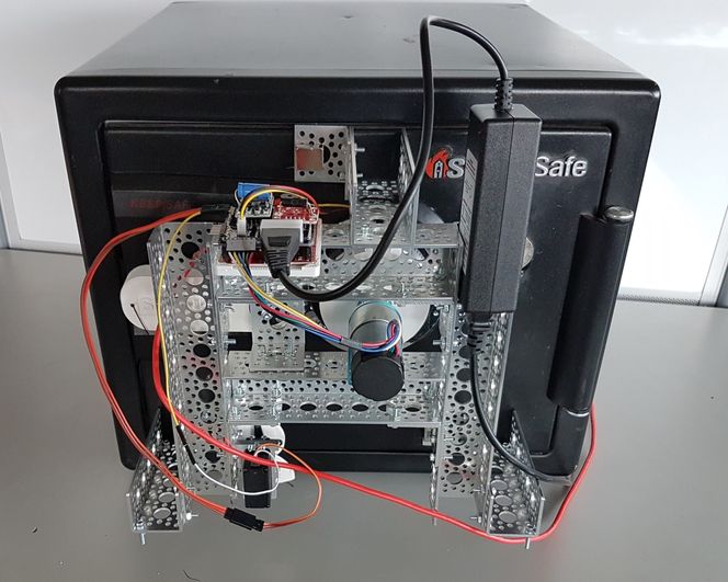 Her er SparkFun Safe Cracker-roboten montert på safen Nathan Seidle fikk til jul i fjor. De sentrale komponentene er et Arduino-enhet og en trinnmotor. Roboten er festet til safen med magneter. Bilde: SparkFun Electronics