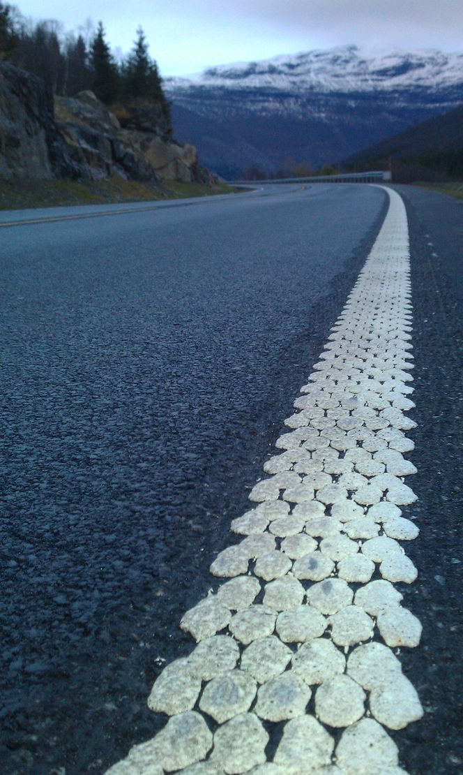 Rumlefelt eller sinusfresing er et trafikksikkerhetstiltak som består i ekstra markering av kantlinje eller midtlinje i veibanen.. Foto:  Statens Vegvesen