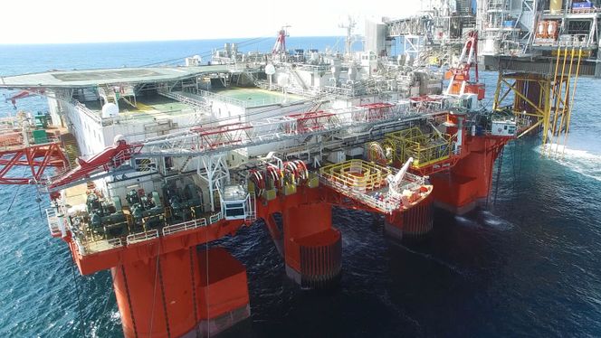 Safe Scandinavia fungerer som støtte- og boligfartøy for Prosafe på Oseberg Øst. Installasjonen ble deballastert slik at dronen kunne inspisere kjettingguider og innfesting på søylene. Foto: Prosafe/DNV GL