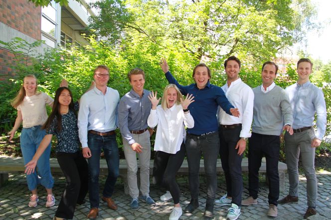 De ni masterstudentene kommer fra universiteter i både inn- og utland: NTNU, NHH, UiO, CBS, University of Southampton og University of Delft.. Foto:  DNV GL