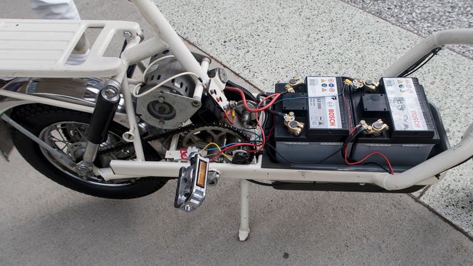 Bokstavelig talt. Batteriene veier 30 kilo og står for nesten halve vekten til den elektriske tohjulingen. Plasseringen gjør at egenskapene som sykkel er særdeles, – skal vi si utfordrende. Foto: ORV