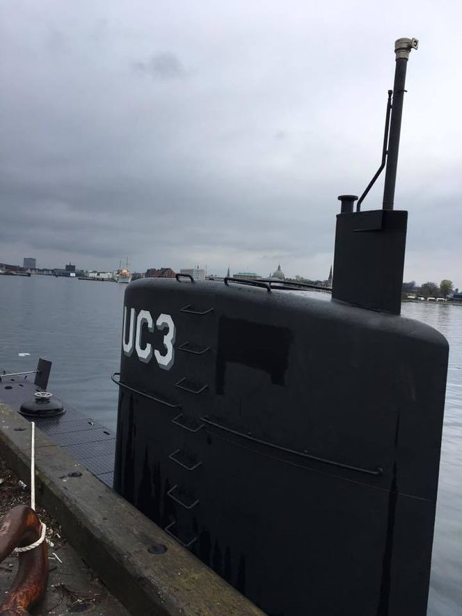 <span class="s1">Periskopet på Nautilus er et kamera på toppen av en fastmontert stang. Bilder vises i sanntid på en skjerm i kommandorommet. På periskopet finnes det dessuten en antenne til ubåtens VHF-radio. Men er periskopet bare få centimeter under vann, er det ikke lenger mulig å kommunisere med radioen. Mobiltelefoner får ikke signal inne i ubåten. (Foto: Rikke Saltoft Kristoffersen/Raket-Madsens Laboratorium)</span>