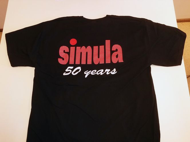 Jubileums-t-skjorten for Simula. Dette er baksiden. Foran er det en mindre tekst som sier «Simula does it with class» Foto: Arne Maus
