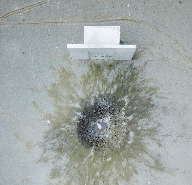 Krateret etter eksplosjonen, sett ovenfra. Dronefoto:  Forsvarsbygg
