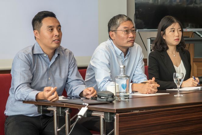 Utdypet med pressen: Eric Zhou Chen, som er plansjef på Kirinteamet og Fellow Ai Wei som er strateg innen chipset og hardwareteknolog, sammen med en PR-dame fortale overaskende åpent om den nye Kirin-prosessorens nye egenskaper. Foto: Odd Richard Valmot