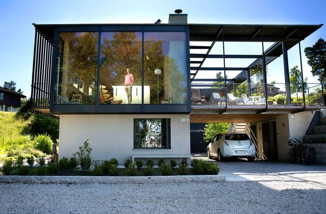 Bjørn Haugland kan skue utover Oslofjorden fra stuevinduet i sitt miljøvennlige hus basert på solkraft og jordvarme.. Foto:  Sverre Chr. Jarild