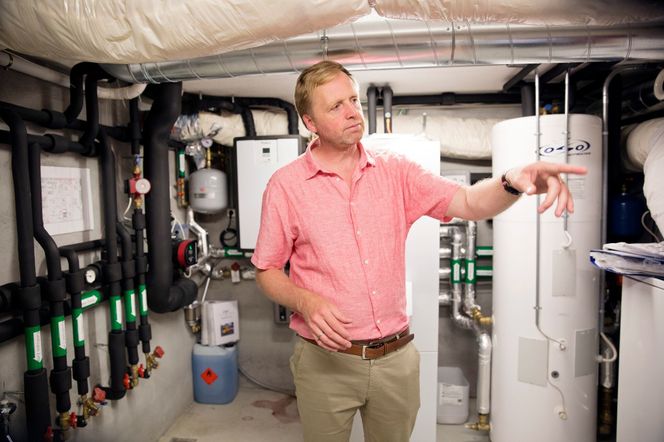 Favorittrommet: - Jeg bidro med mange kravspesifikasjoner til det tekniske rommet i huset, og oppdaget at rørleggere og elektrikere manglet kompetanse på hvordan man skulle kombinere fornybare energikilder, sier Haugland.. Foto:  Sverre Chr. Jarild