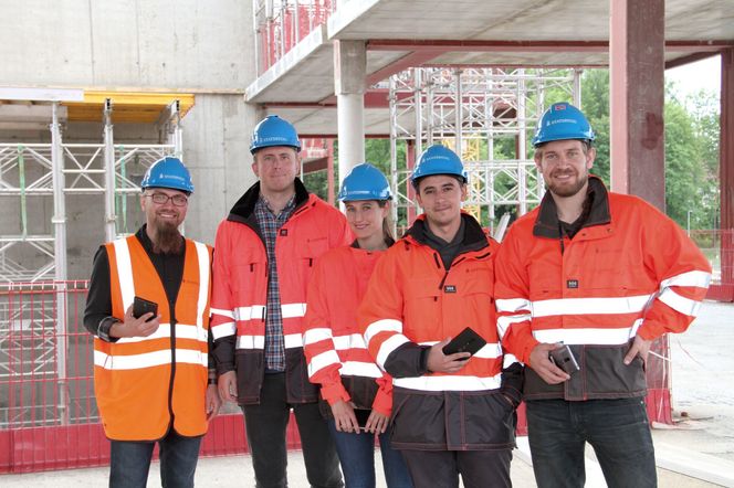 Skanningen er en del av et FoU-prosjekt som er delfinansiert gjennom Forskningsrådet. Fra venstre: Programvareutvikler Saeed Zanderahimi, medgründer og CTO Simen Andresen, medgründer og COO Sarah Müller, gründer og CEO Frederico Valente, alle fra Imerso. Til høyre i bildet prosjektleder Mads Sørhus Lohne fra Statsbygg.. Foto:  Joachim Seehusen