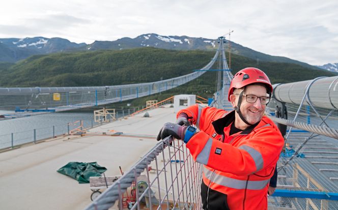 Fungerende prosjektleder, Hans Jack Arntzen, viser stolt frem de første brukassens om har kommet på plass på Hålogalandsbrua. Foto: Eirik Helland Urke