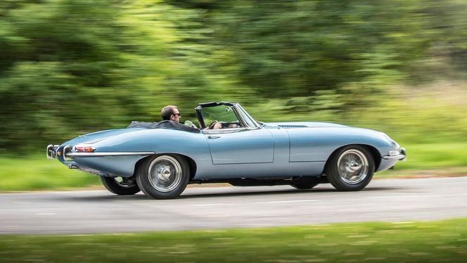 Jaguar har med seg konseptet E-type zero. Her er den sekssylindrede XK-motoren erstattet med en elmotor og et 40 kWh-batteri. Den låner mye av teknologien til den kommende I-pace. Bilde: Jaguar