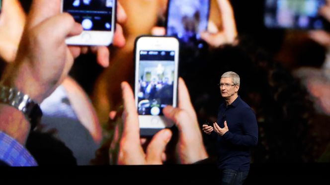 Apple-sjef Tim Cook under annonseringen av iPhone 7 i 2016. Bilde: AP Photo/Marcio Jose Sanchez