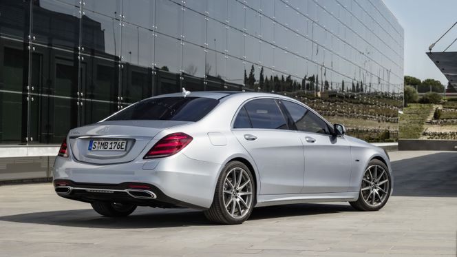 Mercedes-Benz S 560e har ladeluke under høyre baklykt og er kapabel til 50 kilometer kjøring på batteri. Foto: Daimler AG