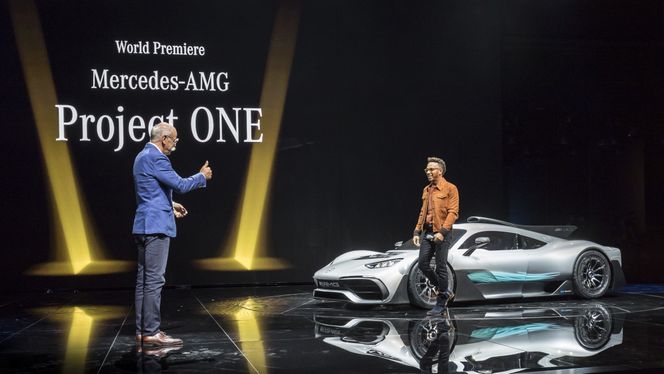 MB-sjef Dieter Zetsche og tredobbel F1-mester Lewis Hamilton presenterte Mercedes-AMG Project ONE. Foto: Daimler AG