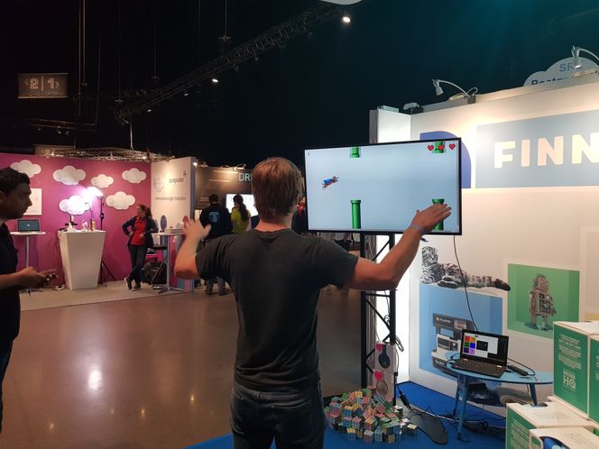 Finn.no har lenge brukt katter i egenprofileringen. Nå har de laget "flappy cat". Spillet fungerer som flappy bird, og styres ved å bevege armene. Et kinect-aktig kamera oppfatter armbevegelsene dine. Bilde: Erlend Tangeraas Lygre