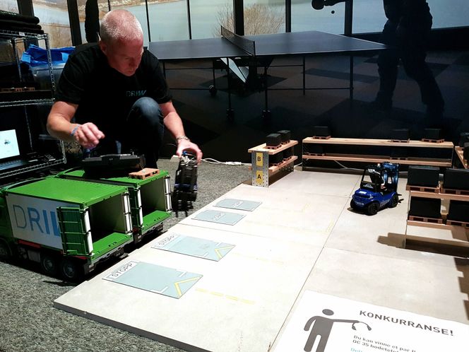 Kanskje overraskende nok var denne truck-spillet den morsomste opplevelsen vi hadde på expoen. Kontrollerene var gode og responsive, og det hele fungerte uten stopp og krøll. Mestringsfølelsen man får av å løfte opp en palle og bevege den inn i lastebilen anbefales til alle og enhver. All ære til DRIW-gjengen på Sunnmøre som satte i stand dette. Bilde: Erlend Tangeraas Lygre