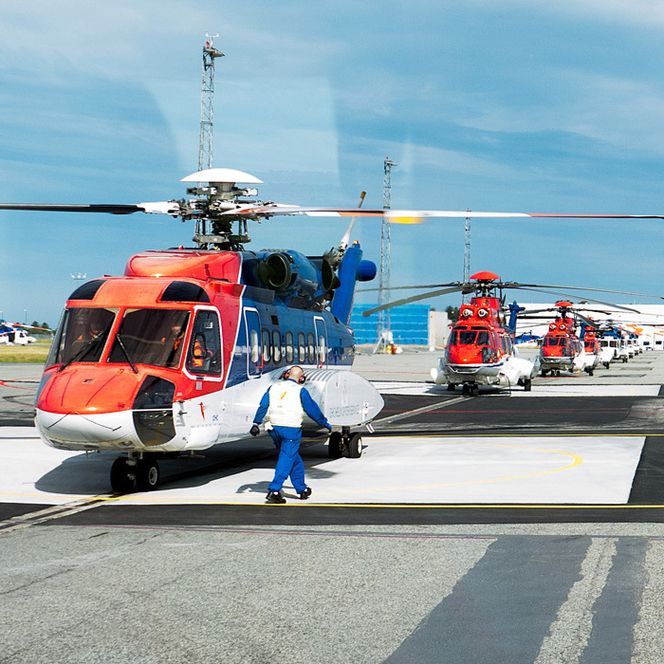 S-92A foran EC225 fra CHC Helikopter Service på Sola. Nå må selskapene klare seg med kun den ene typen. Foto:  Eirik Helland Urke