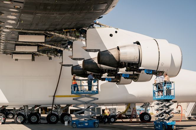 Stratolaunch og partneren Scaled Composites har bedrevet bakketesting de siste fire månedene. I forrige uke ble de seks PW4000-motorene startet opp før første gang. Foto:  Dylan Schwartz
