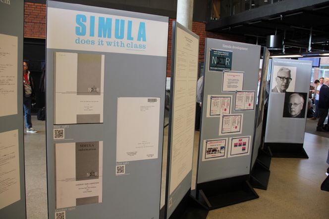 Ved Institutt for informatikk er det nå en utstilling i forbindelse med 50-årsjubileet til Simula 67. Foto: Harald Brombach