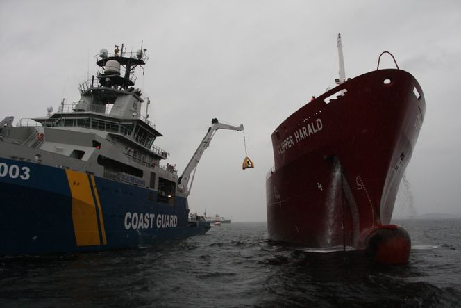 Spesialtrenet brannfolk løftes om bord på LPG-skipet Clipper Harald i kurv. Operasjonen tar lang tid. Oljevernøvelsen Scope 2017. Foto:  Tore Stensvold