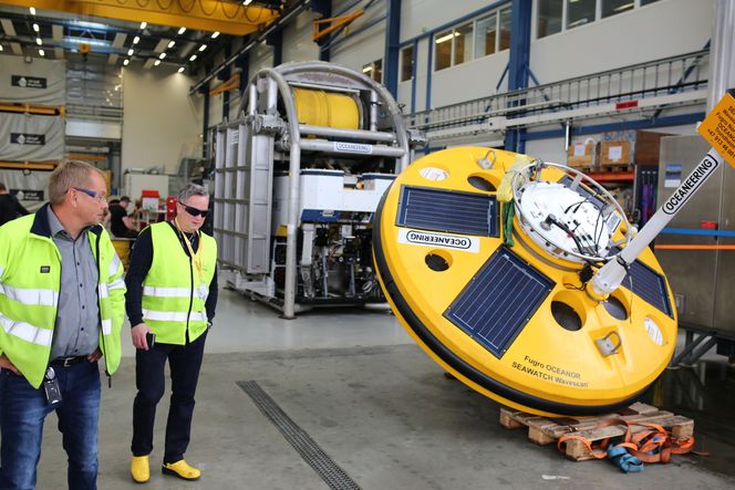 Store dimensjoner: Kai-Ove Skartun(t.v.) fra Statoil og Arve Iversen i Oceaneering har samarbeidet tett om E-ROV-prosjektet. Den ses i bakgrunnen, mens bøya som skaffer 4G-nett fra basestasjonen ses foran. Foto: Tormod Haugstad